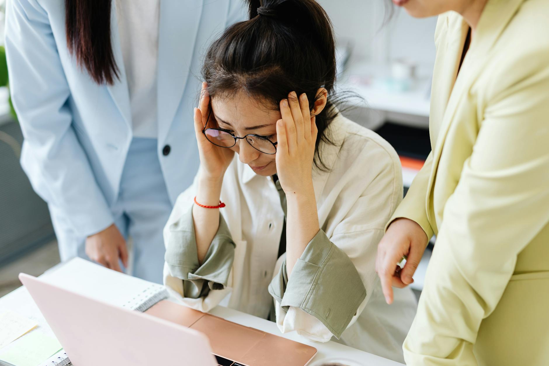 Zespół bizneswoman w biurze omawia stresujące wyzwanie zawodowe
